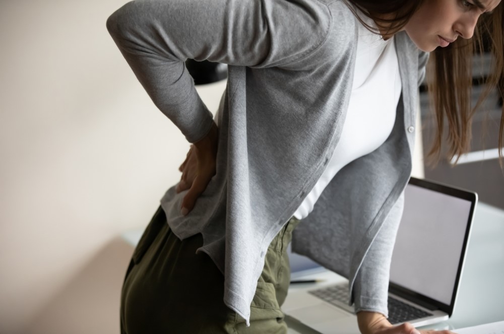 postura scorretta e contrattura muscolare alla schiena